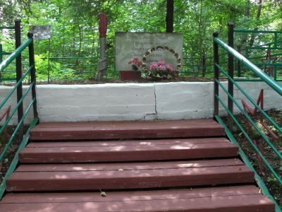 Братская могила останков советских граждан, расстрелянных немецко-фашистскими захватчиками в 1942 г. Установлен обелиск