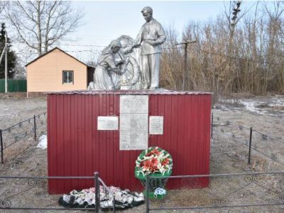 Братская могила воинов Советской Армии, погибших в период Великой Отечественной войны. Захоронено 68 человек, установлено фамилий на 21 человека. Скульптурная группа установлена в 1957 году