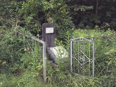 Братская могила советских воинов