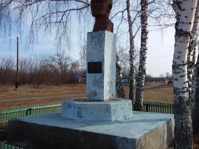 Памятник Герою Социалистического Труда Ефремову М.Е.