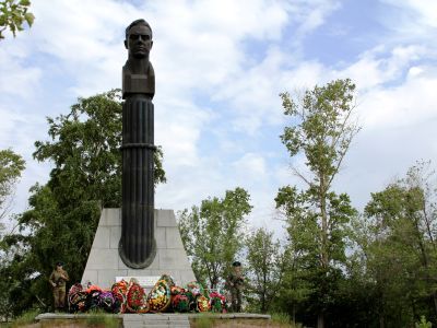 Памятник Дважды Герою Советского Союза летчику-космонавту СССР Владимиру Михайловичу Комарову на месте гибели в 1967 г.