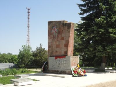 Братская могила воинов, погибших в годы гражданской и Великой Отечественной войн