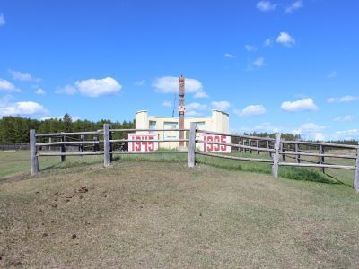 Памятник, посвященный ветеранам тыла в честь 50-летия Победы в Великой Отечественной войне