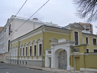 Гимназия им. И. и А.Медведниковых, 1903 г., архитектор Кузнецов И.С. Здесь в 1941 г. была сформирована 21-я дивизия народного ополчения