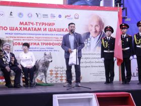 На призы 102-летнего ветерана Наума Слепцова провели матч-турнир по шахматам и шашкам