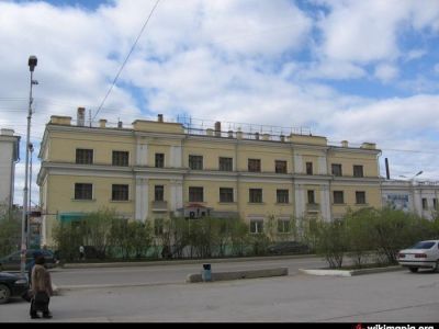 Дом, где обрушился пол, осмотрел врио мэра Якутска