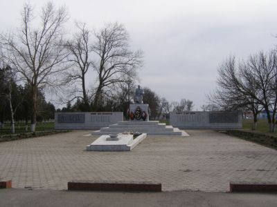 Братская могила советских воинов, погибших в боях с фашистскими захватчиками