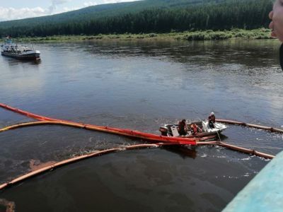 В Иркутской области устраняют последствия разлива нефтепродуктов на реке Лене