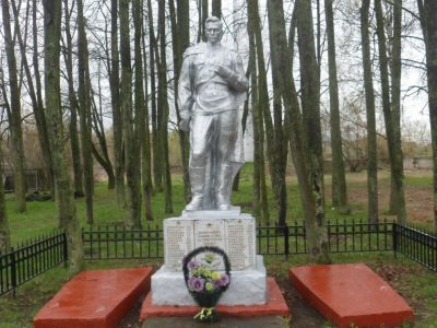 Братская могила 100 советских воинов, погибших в 1943 году при освобождении Дубровского района от немецко-фашистских захватчиков