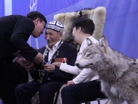На призы 102-летнего ветерана Наума Слепцова провели матч-турнир по шахматам и шашкам