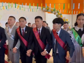 Сергей Местников поздравил с последним звонком выпускников «Айыы кыhата»