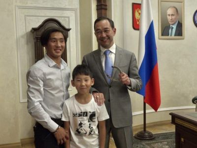 Глава Якутии вручил знаки отличия «Гражданская доблесть» Дугуйдану Винокурову и Мичилу Неустроеву