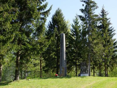 Место прорыва в 1944 г. линии фашистских укреплений "Пантера", где героически сражались 28 советских воинов, повторивших подвиг панфиловцев: окопы, траншеи, противотанковый ров