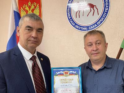 Надеемся только на крепость рук, на руки друга и вбитый крюк и молимся, чтобы страховка не подвела…