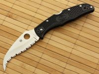 Складной нож серрейтор Spyderco Matriarch 2 Lockback, сталь VG-10, рукоять FRN, черный
