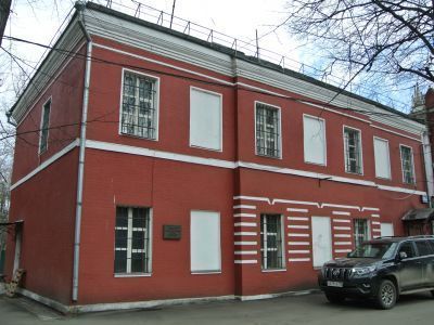 Два боковых флигеля и флигель в ограде