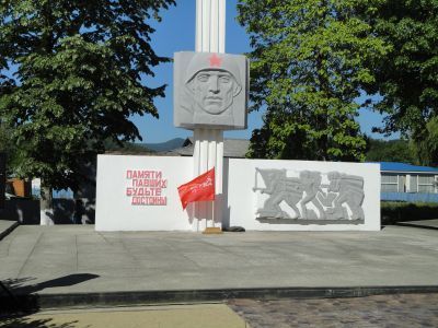 Братская могила советских воинов, погибших в боях с фашистскими захватчиками