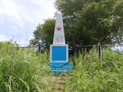 Обелиск на братской могиле воинов, павших в боях с японскими интервентами в 1945 г.