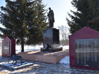 Братская могила советских воинов, погибших в боях с фашистскими захватчиками в 1943 году. Захоронено 14 человек, имена 3 человек установлены. Скульптура советского воина
