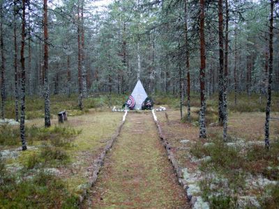 Памятник-стела на месте гибели партизан в бою с немецко-фашистскими захватчиками в ноябре 1941 г.