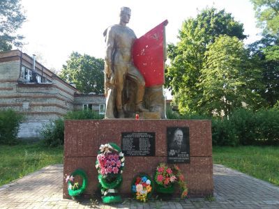Братская могила воинов Советской Армии, погибших в период Великой Отечественной войны. Захоронено 160 человек, установленно фамилий на 77 человек. Скульптура установлена в 1963 г.
