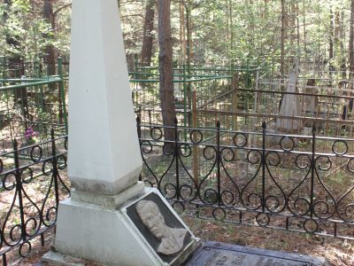 Могила Н.Г. Чудненко - директора завода "Трансмаш"