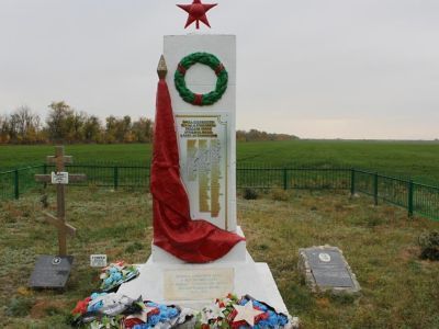 Братская могила советских воинов, погибших в период Сталинградской битвы