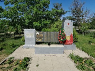 Братская могила советских воинов, погибших в период Сталинградской битвы