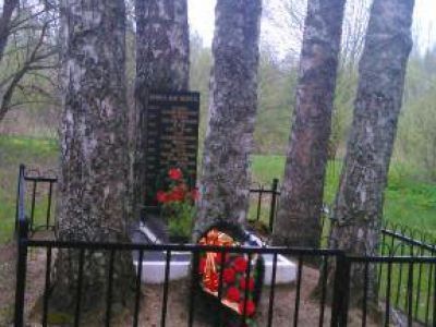 Братская могила советских воинов, погибших в боях с фашистами