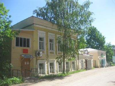 Жилой дом с лавкой