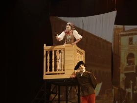 Яркая премьера комедии дель арте «Венецианские близнецы» состоялась в Русском театре