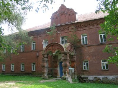 Трапезный корпус с церковью Сергия Радонежского