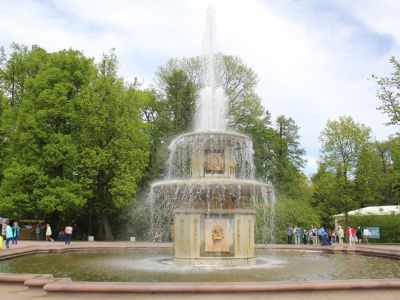 Фонтан "Римский" (западный) с барельефами "Венок" (четыре), "Раковина" (четыре), "Гирлянда" (шестнадцать), "Маскарон" (четыре)