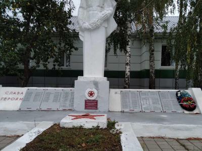 Братская могила советских воинов, погибших в боях с фашистскими захватчиками в 1943 году. Захоронено 28 человек, имена установлены 27 человек. Обелиск