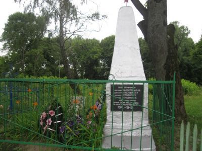 Братская могила 3 партизан бригады им. В.И. Чапаева, погибших в декабре 1942 г. в бою с немецко-фашистскими захватчиками