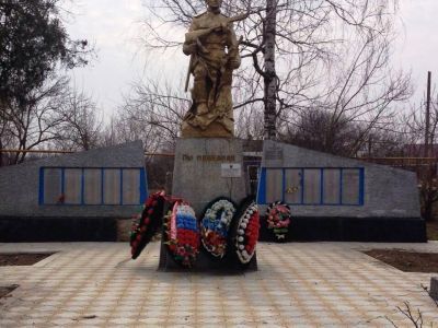 Братская могила 803 советских воинов, погибших в боях с фашистскими захватчиками