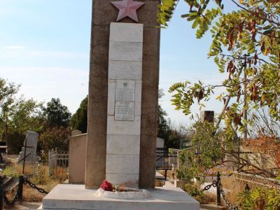 Братская могила советских воинов
