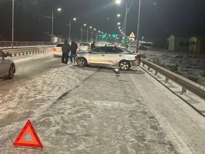 В Якутске водитель после столкновения с другим автомобилем наехал на металлическое ограждение
