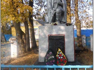 Братская могила 19 советских воинов, погибших в 1943 г. в боях с немецко-фашистскими захватчиками