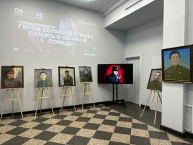 Художники из 19 регионов России представили в Москве выставку к 80-летию Победы
