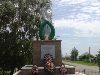 Братская могила советских воинов, погибших в боях с фашистскими захватчиками в 1943 году. Захоронен 21 человек, установлены имена 6 человек. Скульптура советского воина