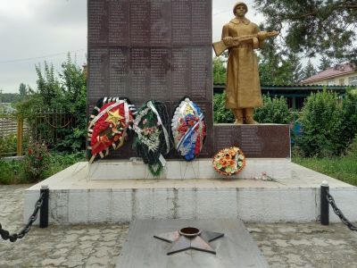 Братcкая могила. Похоронены 71 человек. Памятник типовой