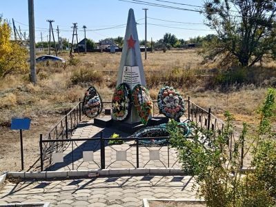 Братская могила советских воинов, погибших в период Сталинградской битвы