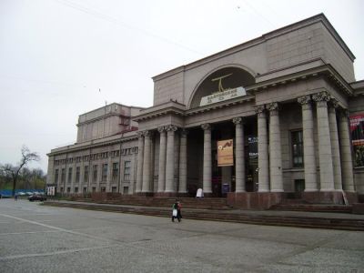 Здание Театра им. Ленинского комсомола