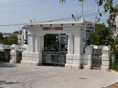 Ворота-пропилеи главного входа на территорию Малахова кургана