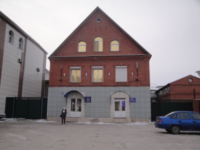 Низкое каменное здание конца XIX века, бывший резак кур, ныне жилой дом