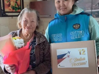 В честь Дня России сотрудники «Таас-Юрях Нефтегазодобычи» вручили подарки жителям Якутии