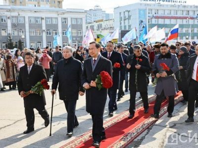 Глава Якутии Айсен Николаев возложил цветы к памятнику Платону Ойунскому