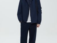 Ветровка с капюшоном