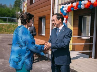 Глава Якутии вручил семьям Верхнего Куранаха ключи от новых квартир